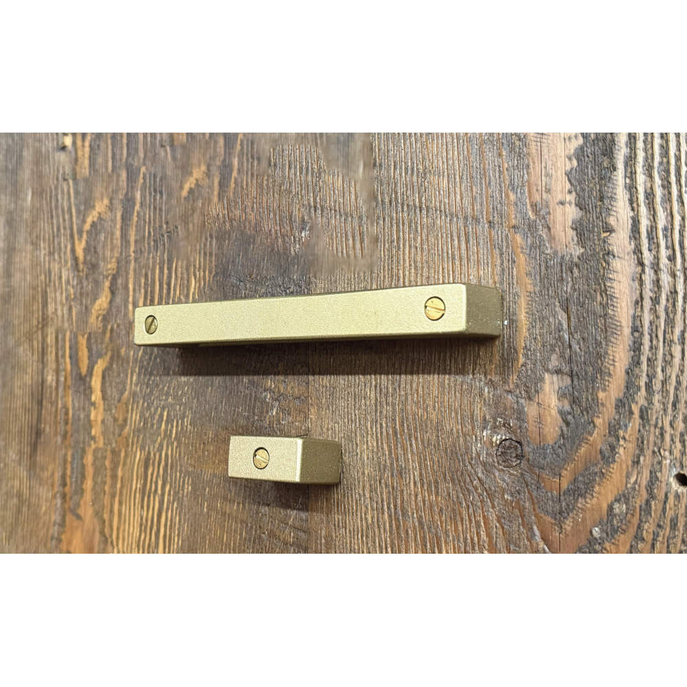 取付イメージ<br>(下は同シリーズのつまみです) ハンドル PXB-AS09-128型 エイジドスクリューシリーズ