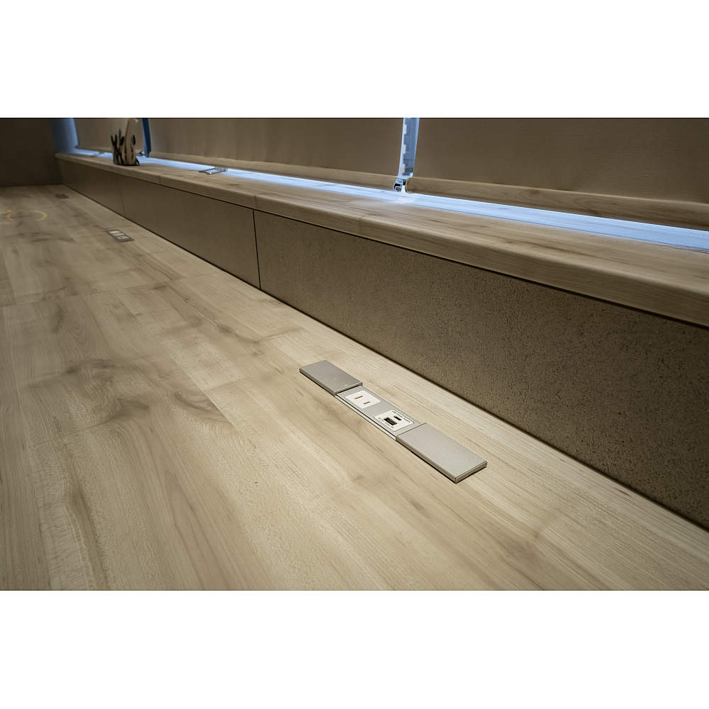 アイカ工業株式会社 ショールーム コンセントカバー DME1W-N型 掘込仕様