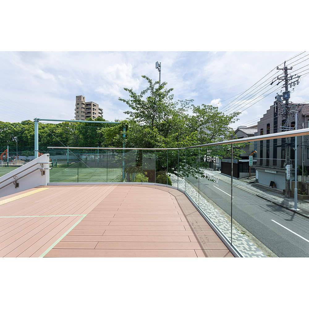 パロマ瑞穂ラグビー場 ガラスフェンス用バラストレイド Strongタイプ ディスク取付 床付用 高許容荷重仕様 キューレーリング